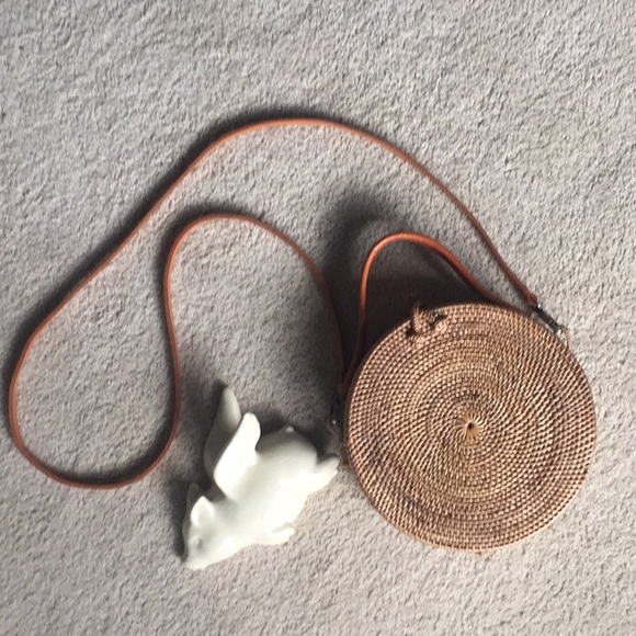 Handbags - Round wicket rattan purse EUC. Removable strap!!!